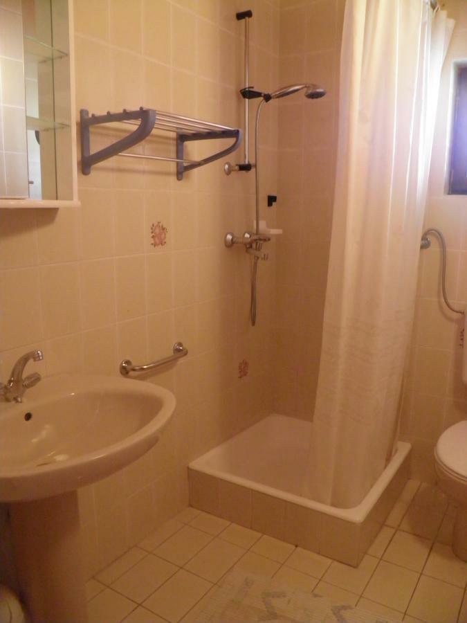 Apartment Roglic Rab Town Extérieur photo